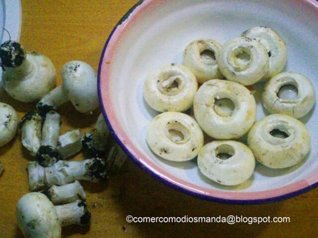 Champiñones rellenos con tocino