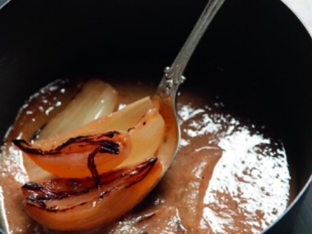 Crema de hongos y cebollas caramelizadas
