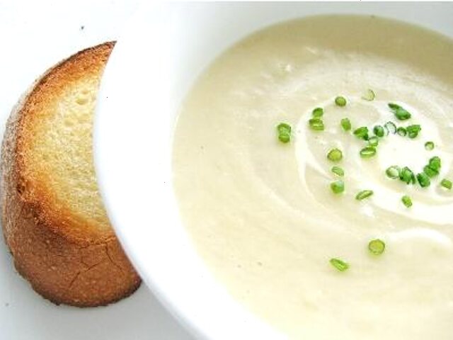Crema de papas al ajo y cebollín