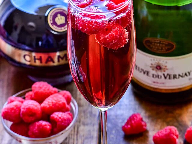 Kir Royal (o Kir Imperial): El Toque Real con Espumante