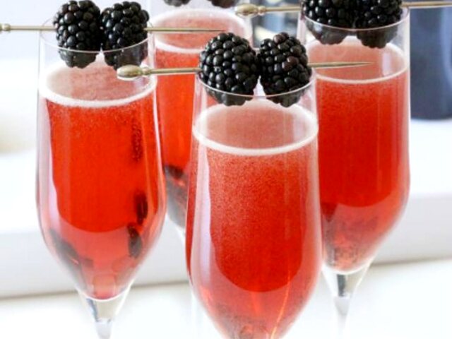 Kir Royale: Clásico Francés con Toque de Frutos Rojos
