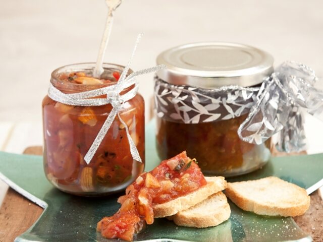 Mermelada de tomates, tomillo y almendras tostadas