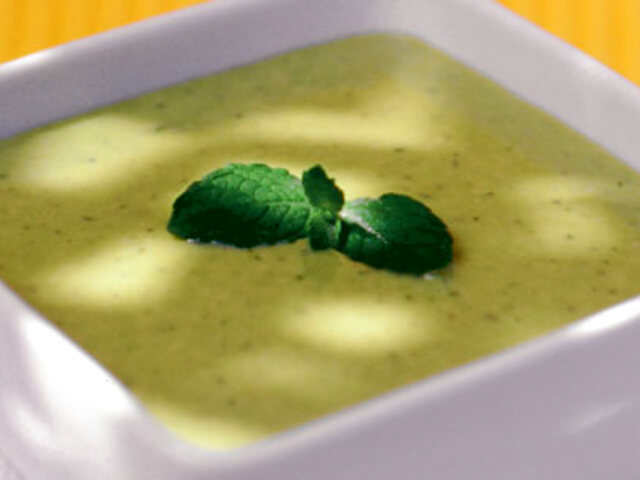 Sopa de yogurt, arvejas y menta